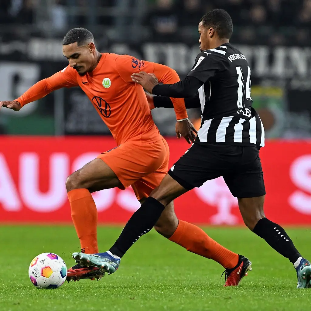 Der-Wolfsburger-Maxence-Lacroix-l-im-Zweikampf-mit-Alassane-Plea