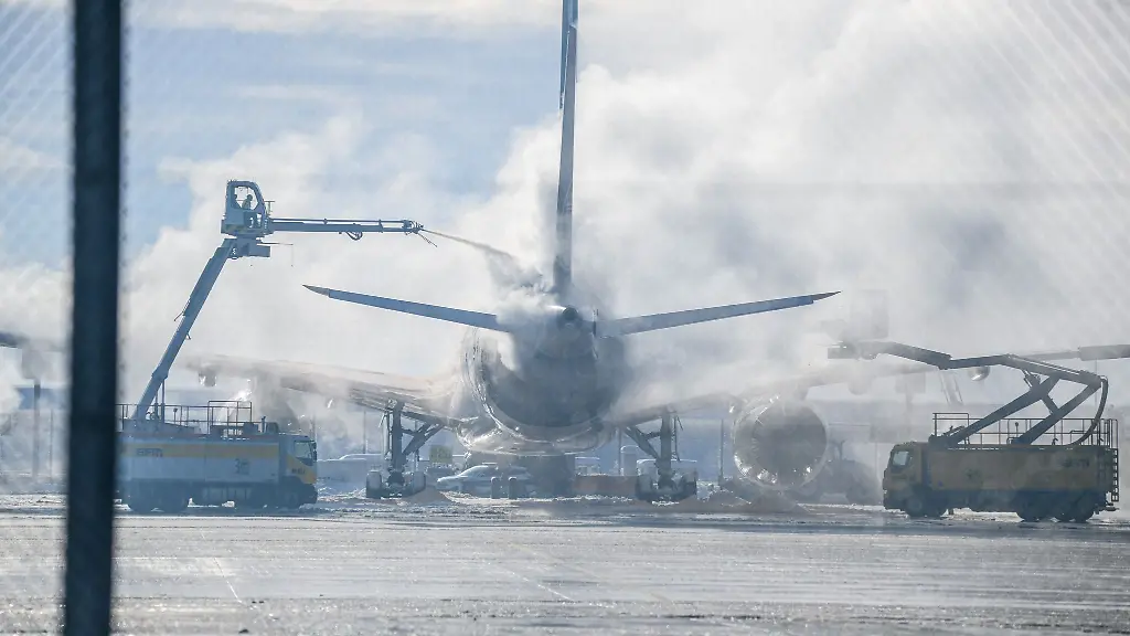 Ein-Flugzeug-wird-am-Muenchner-Flughafen-von-Eis-befreit
