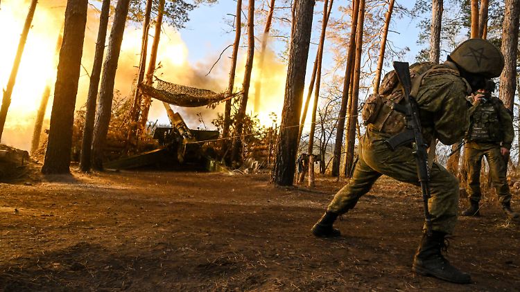 Russische Artilleristen beim Bedienen einer Haubitze in der Ukraine. 