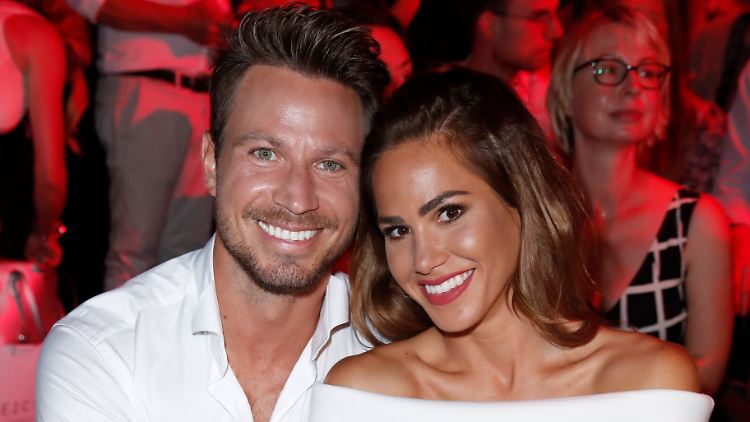 Freuen sich über ihr "drittes Wunder": Sebastian und Angelina Pannek.