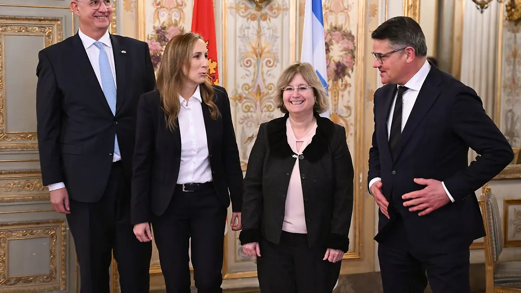 Wilhelm-Wolf-l-r-Praesident-des-Hessischen-Staatsgerichtshofs-Astrid-Wallmann-CDU-Landtagspraesidentin-die-fuer-das-Bundesland-Hessen-zustaendige-israelische-Generalkonsulin-Talya-Lador-Fresher-und-Boris-Rhein-CDU-Ministerpraesident-von-Hessen