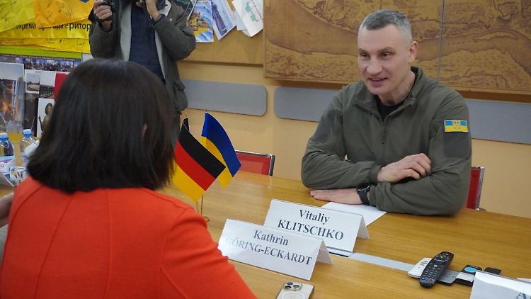 Klitschko weiß, dass es von 5000 Helmen zum Leopard-Panzer ein weiter Weg war.