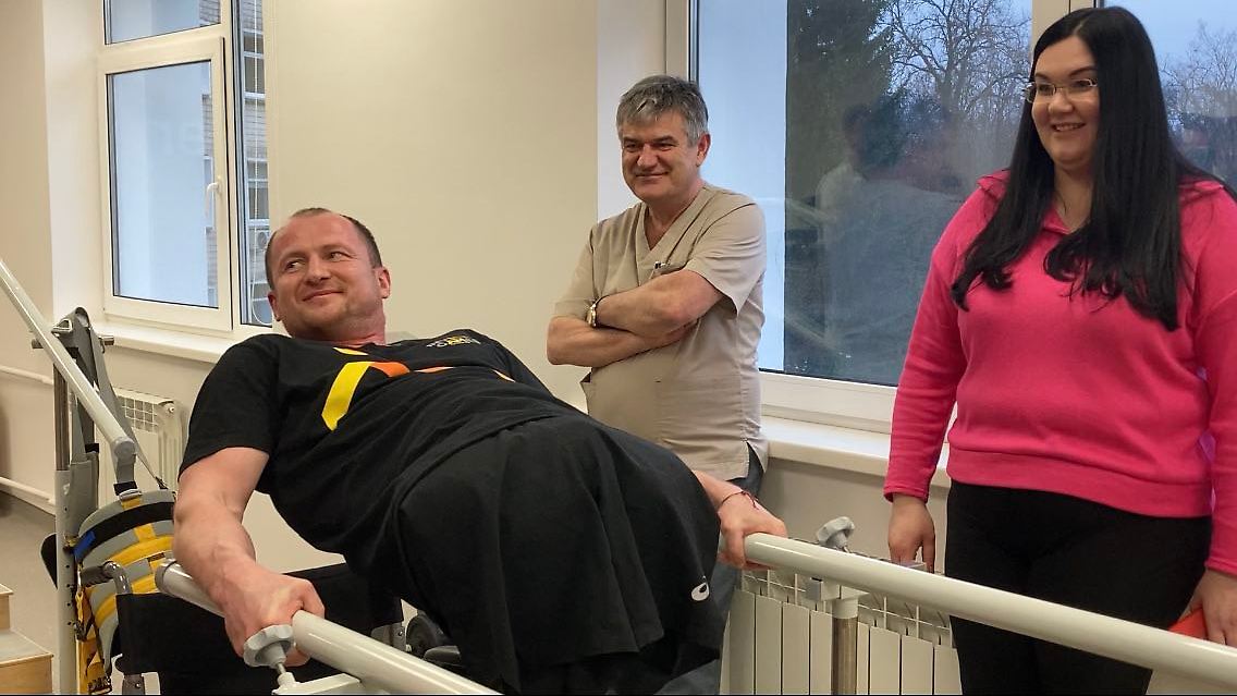 Soldaten, wie dieser junge Mann in einer Reha-Klinik in Kiew, verlieren ihre Beine, weil sie nach Verletzungen nicht schnell genug geborgen werden können.