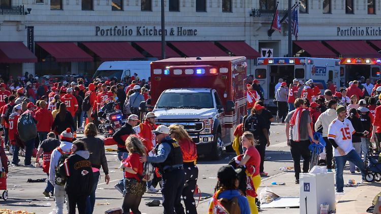 Die Feierlichkeiten zum Super-Bowl-Triumph der Kansas City Chiefs werden innerhalb weniger Sekunden von einem Festtag zu einer tödlichen Tragödie.