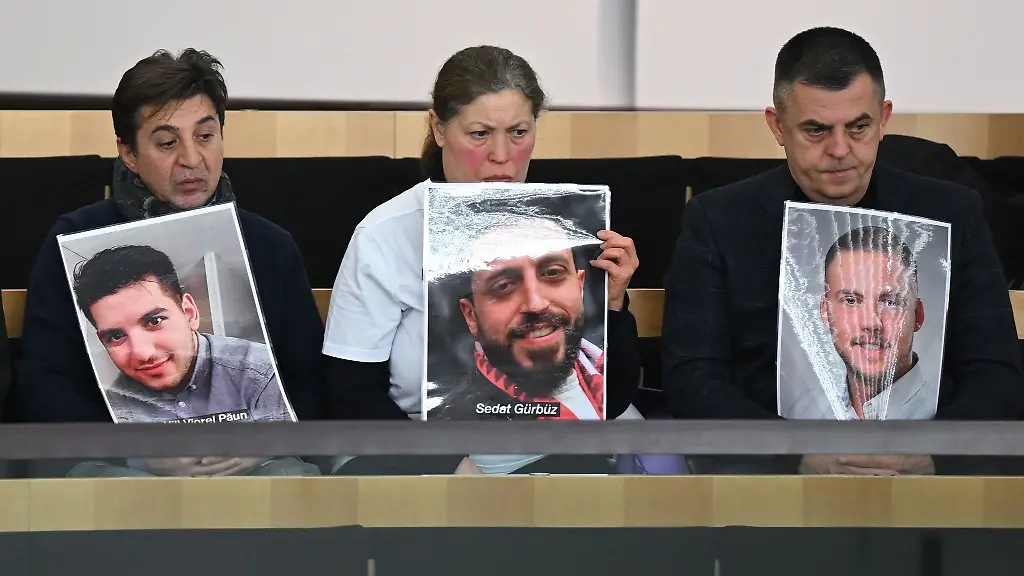 Niculescu-Paun-l-r-Emis-Guerbuez-und-Armin-Kurtovic-mit-Fotos-ihrer-bei-dem-Anschlag-getoeteten-Kinder