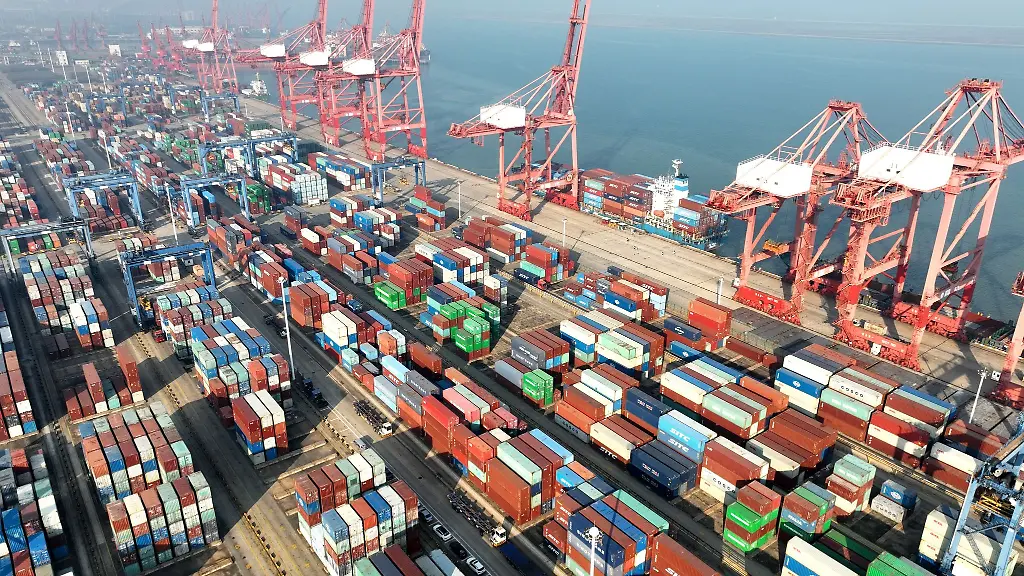 Das-Containerterminal-im-Hafen-von-Lianyungang-in-der-ostchinesischen-Provinz-Jiangsu