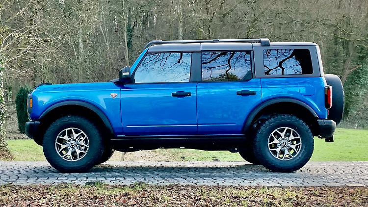 Der Ford Bronco wirkt ziemlich stylish. Dazu trägt auch das schwarze, abnehmbare Dach seinen Teil bei. Und die ausgefallen geformte Dachreling.