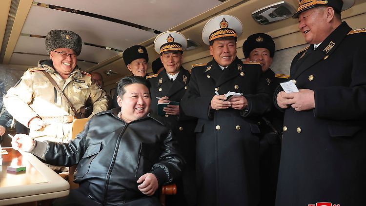 Umgeben von mitschreibenden Militärangehörigen, beobachtet Kim Jong Un den Raketentest.
