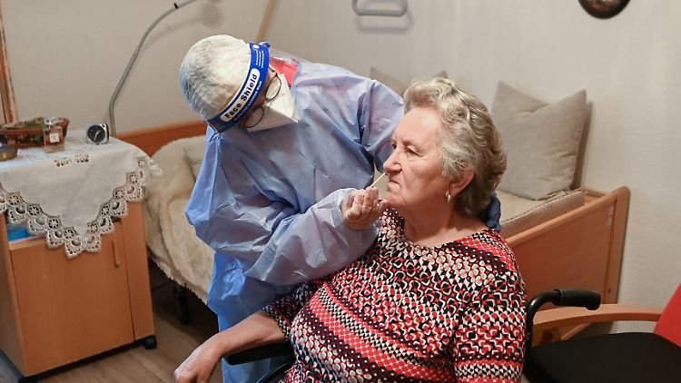 In Pflegeeinrichtungen mussten Bewohner und Besucher regelmäßig getestet werden. 