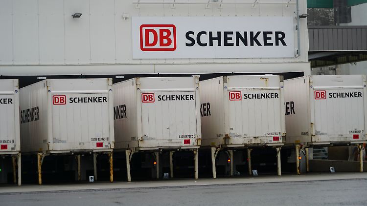 DB Schenker ist auf den Transport auf der Straße spezialisiert.