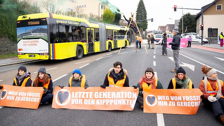 Statt auf der Straße will die Letzte Generation künftig im Europaparlament Platz nehmen. 