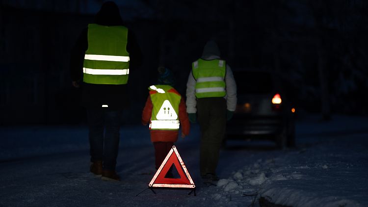 Eigentlich sollen Warnwesten mit ihren Reflektoren im Dunkeln den Träger leicht erkennbar machen. Allerdings erfüllen längst nicht alle Westen die Anforderungen.