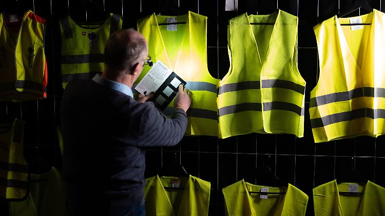 Ein Schnelltest des ADAC hat mehreren Warnwesten unzureichende Leuchteigenschaften attestiert.
