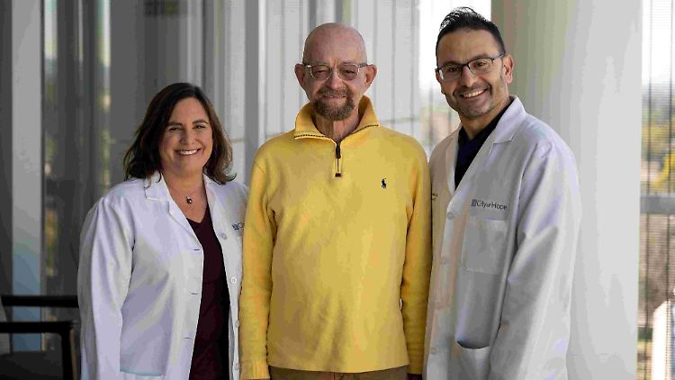 Der geheilte Paul Edmonds (Mitte) mit Jana K. Dickter und Monzr Al Malki, Mediziner der Krebsklinik City of Hope in Kalifornien.