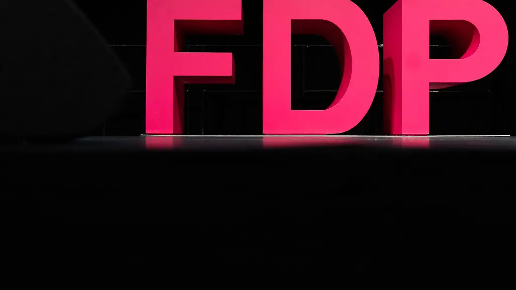 Auf-einer-Buehne-ist-das-Logo-der-Partei-FDP-aufgebaut
