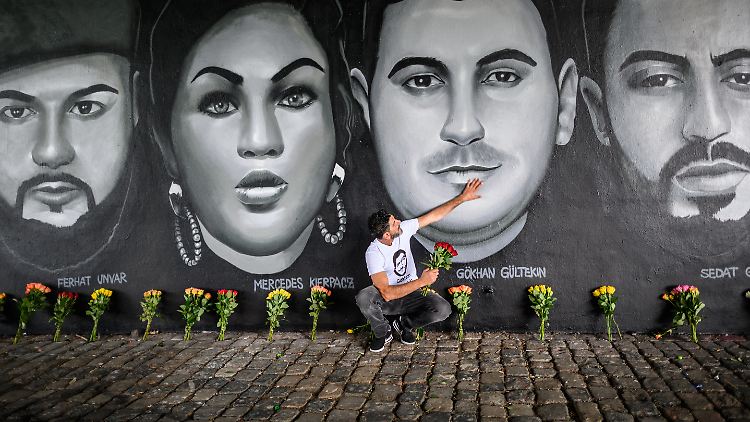 Çetin Gültekin vor dem Bild seines Bruders Gökhan und anderer Opfer des Anschlags.