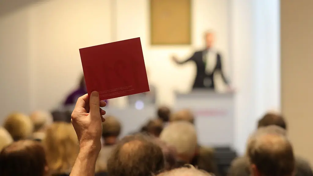 Sie-wollen-bei-einer-Auktion-mitbieten-Dann-muessen-Sie-das-sogenannte-Paddel-heben-Aber-Vorsicht-Die-Umgebung-einer-Versteigerung-verleitet-dazu-mehr-auszugeben-als-Sie-eigentlich-wollten