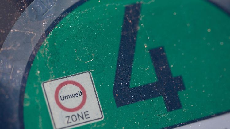 Eine Euro 4-Plakette ist auf der Windschutzscheibe eines Autos zu sehen.
