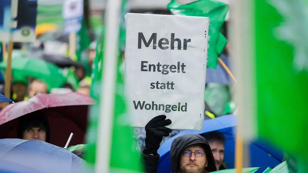 Teinnehmer-einer-Demonstration-eines-Gewerkschaftsbuendnisses-von-Verdi-GEW-GdP-und-dbb-sind-auf-dem-Weg-zu-einer-gemeinsamen-Kundgebung-vor-dem-Landtag
