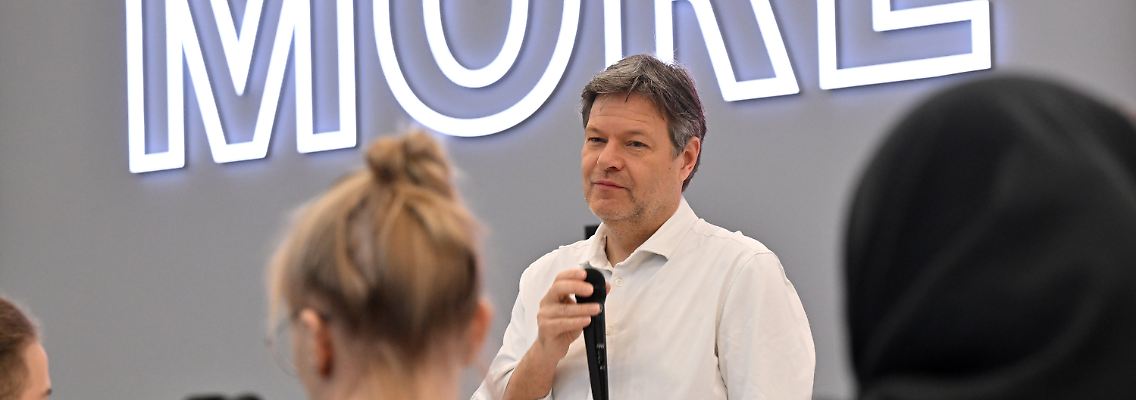Treffen mit Auszubildenden von Jenoptik: Habeck glaubt an die Kraft der persönlichen Begegnung.
