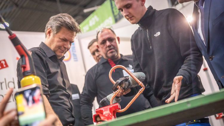 Ein Herz für den Wirtschaftsminister: Habeck beim Handwerkspolitischen Forum Ost in Leipzig.