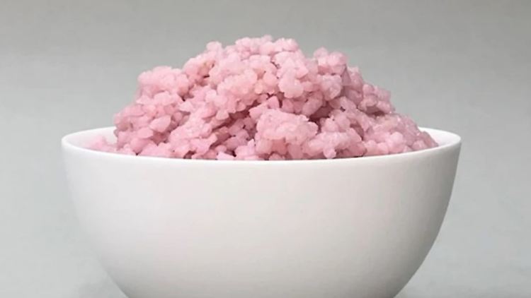 Der Fleisch-Reis, den die Forscher im Labor herstellten, ist Rosa gefärbt. 