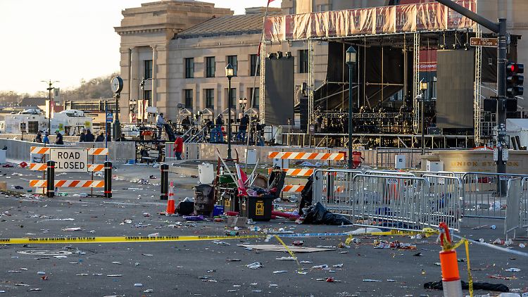 Als die Schüsse fallen, flüchten die Teilnehmer der Parade in größter Angst.