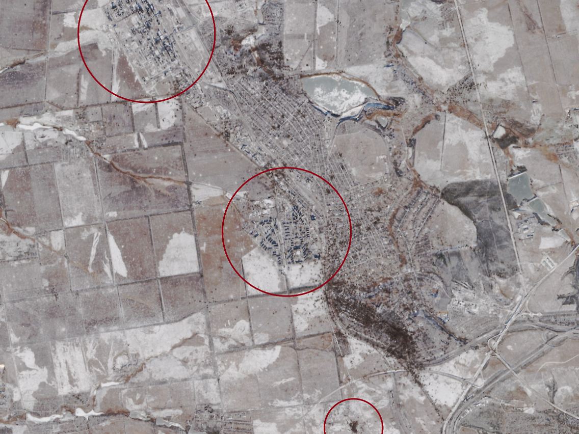 Das Industrieareal der Kokerei im Norden von Awdijiwka liegt hier im Bild oben links (großer Kreis), der Stadtkern mit der Hochhaussiedlung in der Bildmitte und die "Zenit"-Stellung im Bild unten (kleiner Kreis).