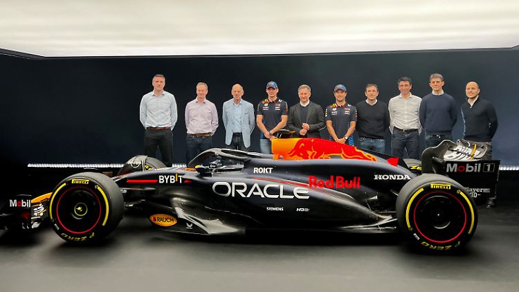 Horner (5. von links) zwischen seinen Fahrern Mac Verstappen und Sergio Perez unter hinter dem neuen Red-Bull-Boliden.