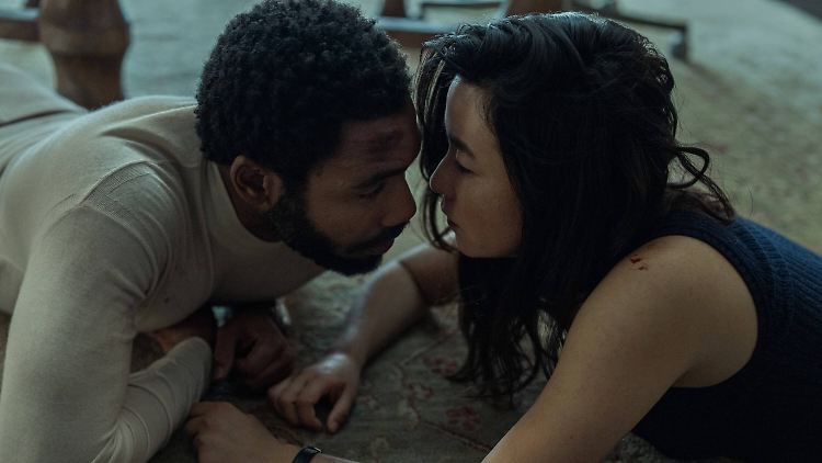 Führen eine Tarn-Ehe: "Mr. & Mrs. Smith" (Donald Glover und Maya Erskine).