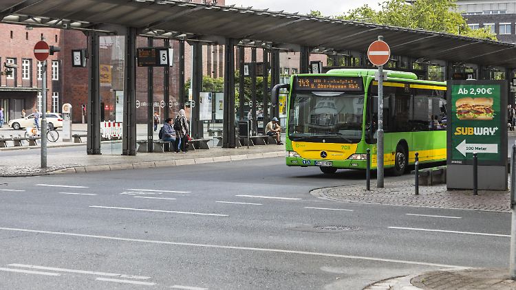 Die Beteiligten sollen bereits auf einer Busfahrt bis zum Oberhausener Hauptbahnhof verbal aneinandergeraten sein - dann eskalierte der Streit.