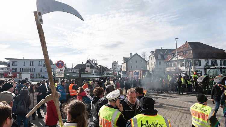 Viele Bauern traten im Vorfeld des politischen Aschermittwoch der Grünen in Biberach sehr martialisch auf.