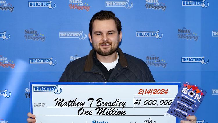 Matthew Broadley mit seinem Gewinn und natürlich der Valentinskarte.