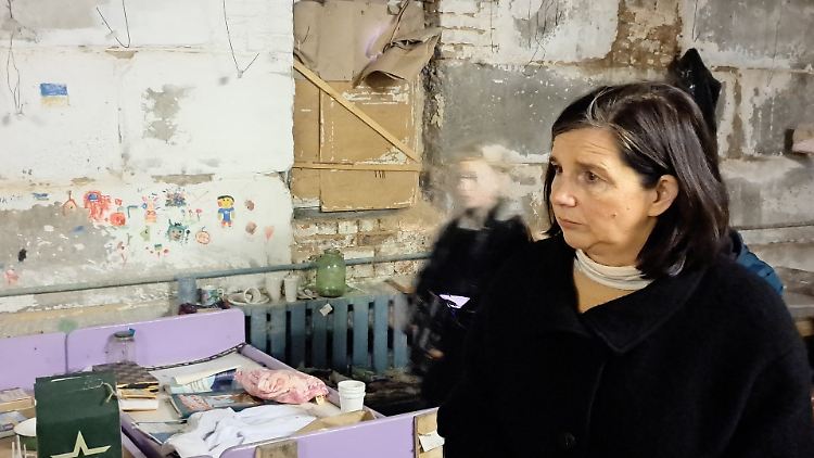 Am Dienstag besuchte Katrin Göring-Eckardt ein Dorf in der Region Tschernihiw, wo mehr als 300 Einwohner während der rund vierwöchigen Besatzung in einem Keller ausharren mussten.