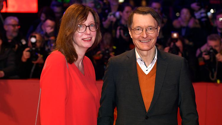 Da machen alle große Augen: Karl Lauterbach mit Lebensgefährtin Elisabeth Niejahr.