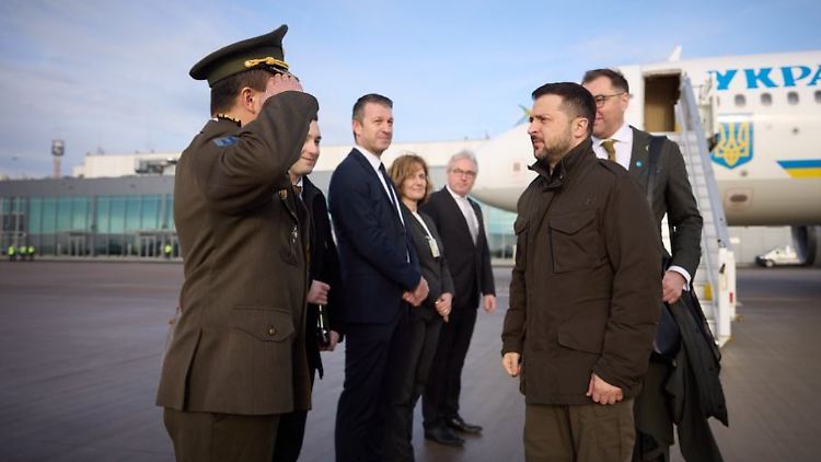 Selenksyj am Vormittag auf dem Berliner Flughafen. 