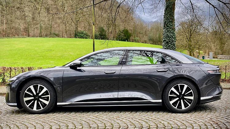 Der stattlich wirkende Lucid Air ist gar nicht so groß, wie er aussieht: Die Fünf-Meter-Marke wird deutlich unterschritten.