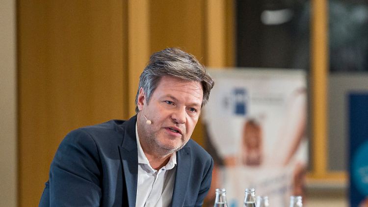 Wirtschaftsminister Robert Habeck versucht es mit Reden, aber nicht jeder will ihm zuhören.