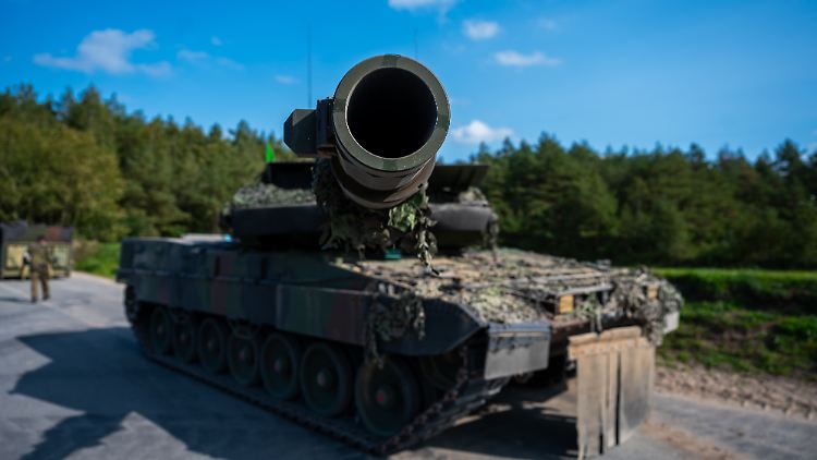 Ein Kampfpanzer der Bundeswehr vom Typ Leopard 2 auf einem Übungsplatz.