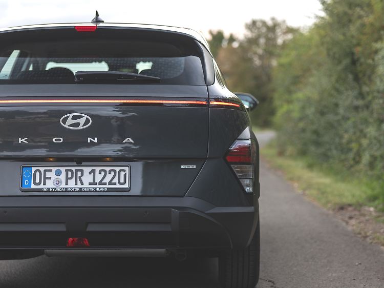 Die Hybridversion des Hyundai Kona trägt am Heck noch eine klassische Abgasanlage mit einem unscheinbaren Endrohr.