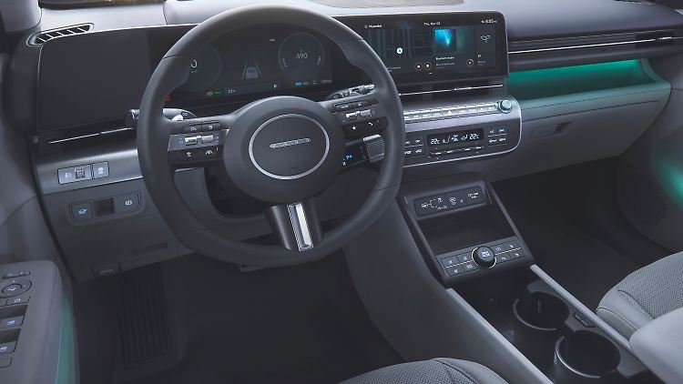 Der Hyundai Kona trägt im Lenkrad kein klassisches Markensymbol mehr. Dafür bietet es viele Bedientasten.