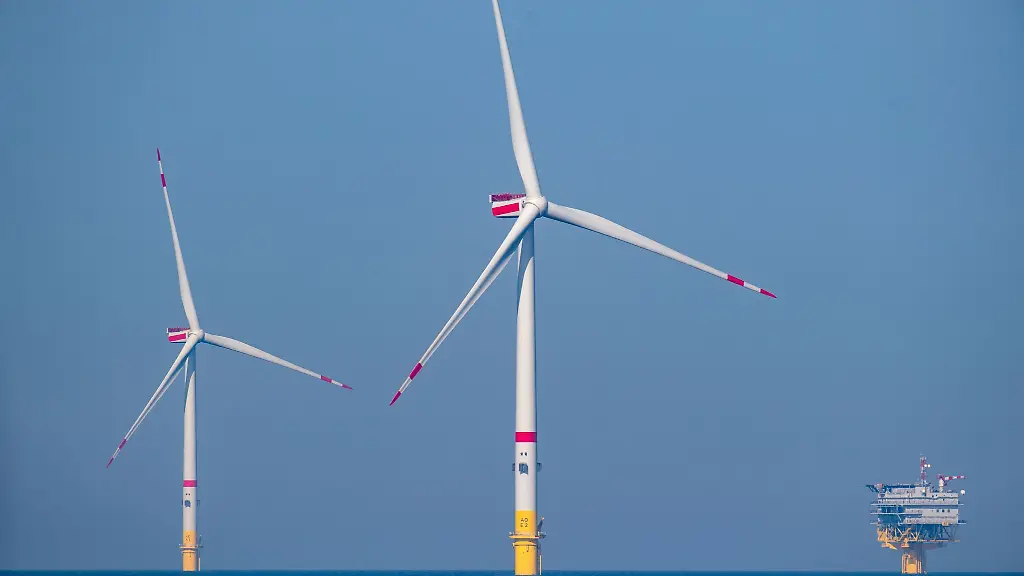 Offshore-Windkraftanlagen-stehen-im-Ostsee-Windpark-Arcadis-Ost-1-vor-der-Insel-Ruegen-in-der-Ostsee