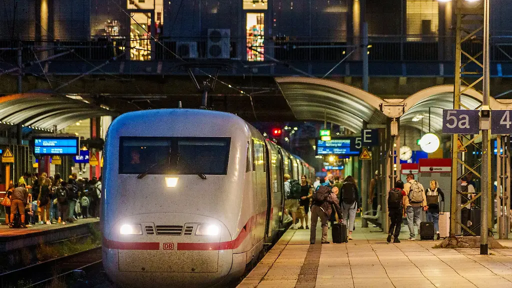 Ein-ICE-steht-im-Hauptbahnhof-Mainz