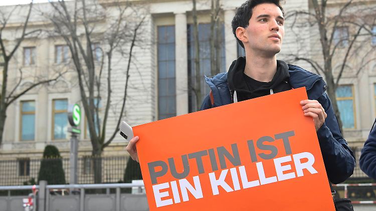 Zahlreiche Protestanten haben sich vor der russischen Botschaft in Berlin versammelt.