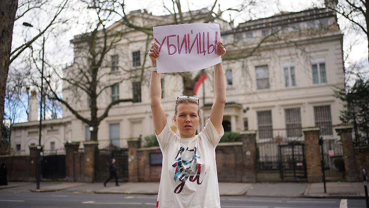 Vor der russischen Botschaft in London. "Mörder" steht auf dem Schild.