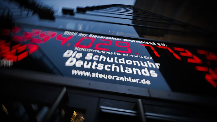 Eine reale "Schuldenuhr" steht in Berlin: Der Bund der Steuerzahler macht aus Excel-Tabellen Geschichten.