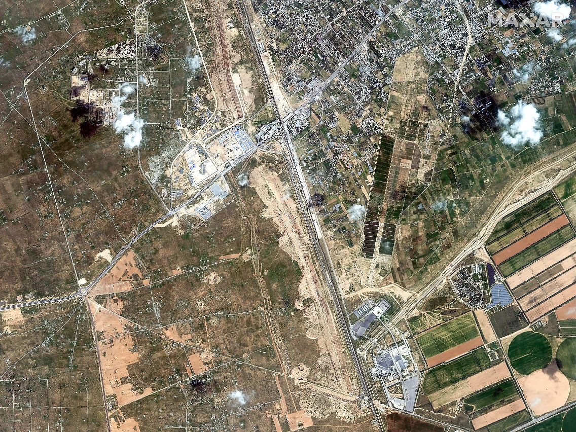 Blick auf das Grenzgebiet, Satellitenbild vom 10. Februar 2024: Links die geräumten Zonen auf ägyptischer Seite, rechts unten Israel, in der Bildmitte oben der Grenzübergang zum Gazastreifen.
