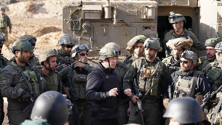 Verteidigungsminister Galant während einer Ansprache vor Soldaten. 