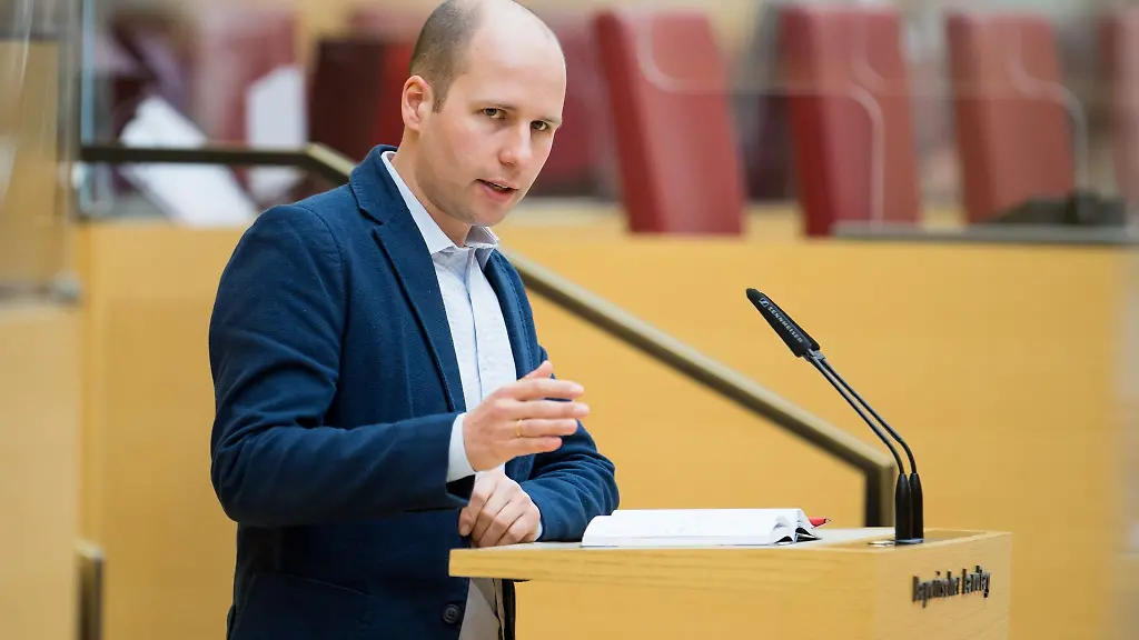 Der-Landtagsabgeordnete-Tim-Pargent-bei-einer-Plenarsitzung-im-Bayerischen-Landtag