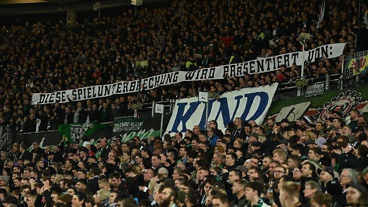 Klare Botschaft von den Rängen.
